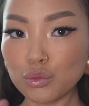 Watch Re-sculpt Contour Powder in action—shade Light enhances Asian skin tones. Lightweight, smoothing, and non-caking for oily skin.